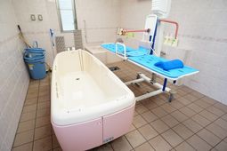 明るく清潔な浴室