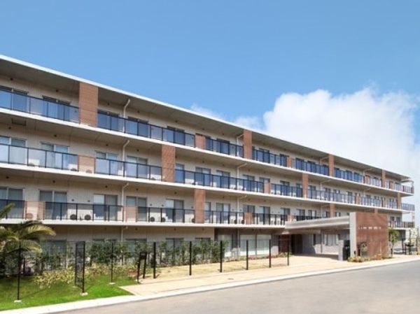 明るく広々とした建物外観
