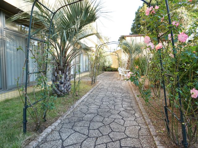 緑豊かな庭の通路 中庭 花々と植栽に囲まれた癒しの散歩道。ベンチでひと息つける空間です。