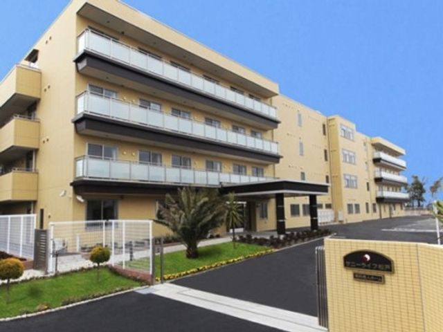 明るい外観の建物 施設外観 ゆとりあるエントランスが迎える、開放感のあふれる住まいです。職員と共に充実した毎日を送りませんか。