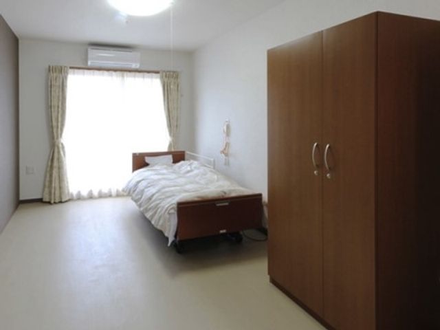 明るい清潔な居室 居室 広々とした窓からは自然光が差し込む居室です。必要な家具が整っており、新しい生活が快適にスタートできそうです。