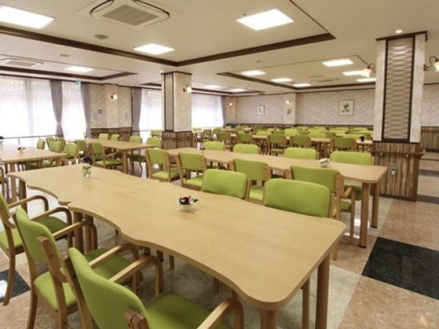 ゆったりしたダイニング風景 食堂 広々としたダイニングルームは、明るく開放感にあふれ、食事の時間も楽しいひとときを提供しています。