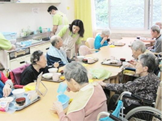 食事時の笑顔の光景