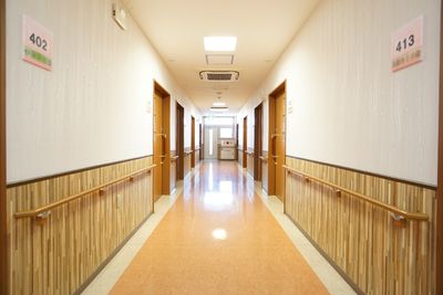 明るい廊下と部屋番号