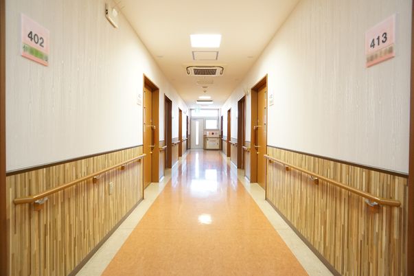 明るい廊下と部屋番号