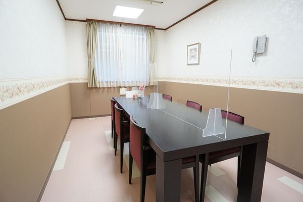 会議室のテーブルと椅子