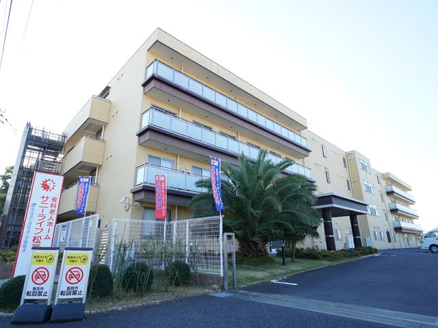 明るい建物の外観 外観 清潔感ある建物と広々とした駐車場が迎えてくれます。