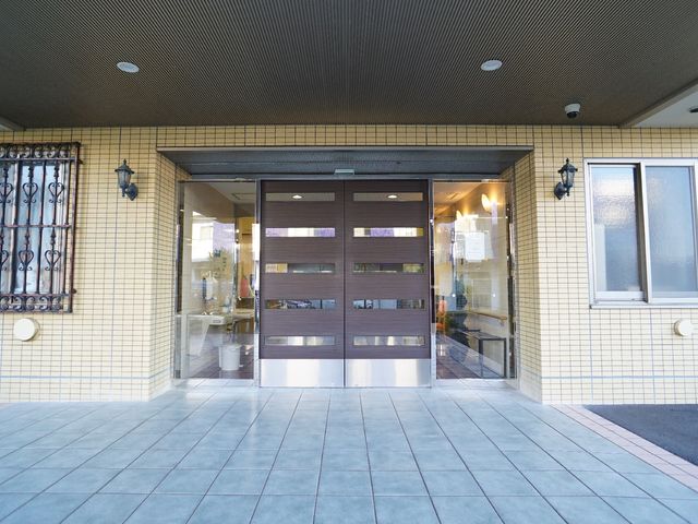 清潔感のあるエントランス 玄関 温かみのある照明が迎える、開放的な入口です。