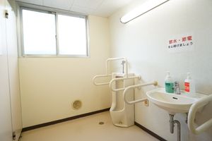 バリアフリー設計の洗面所