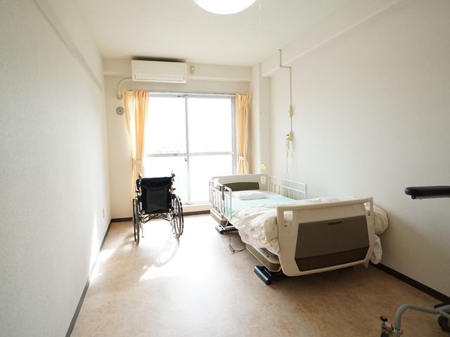 居室の明るい空間 居室 窓からの光が心地よい明るい居室です。安全配慮のベッドが配されています。