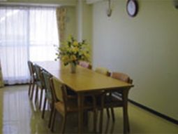 ダイニングテーブルと窓