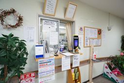 受付と掲示物のある部屋
