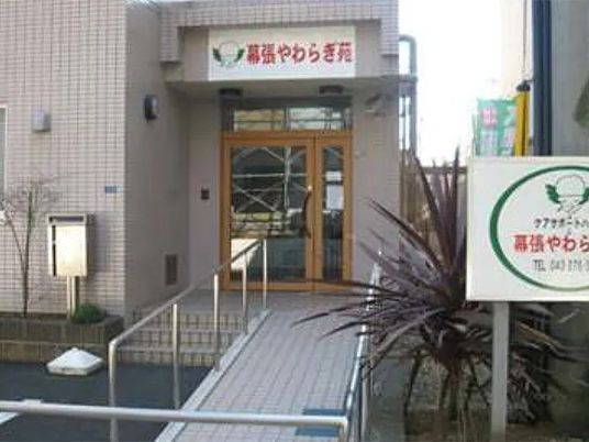 施設の正面玄関  