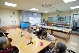 明るい食堂の様子