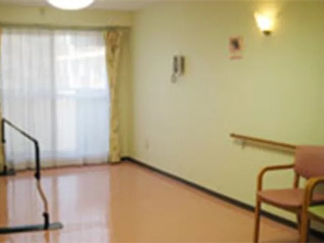 明るい廊下の一角 廊下 大きな窓からやわらかな光が入る、落ち着いた雰囲気の廊下です。手すりが設置されており、移動しやすさにも配慮されています。