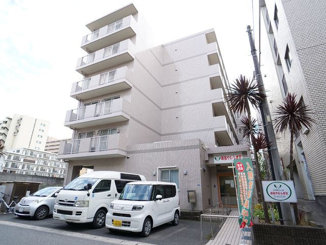 都市型施設の外観画像 外観 明るく清潔感のある建物の入口が見え、歓迎する雰囲気を感じられます。