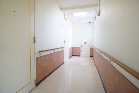 明るく清潔な廊下