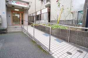 入口と看板の外観