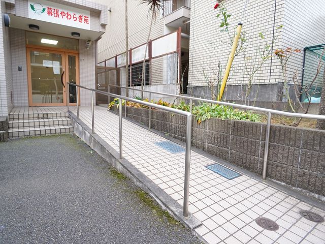 入口と看板の外観 玄関 温かみのあるエントランスとわかりやすい看板が迎えます。