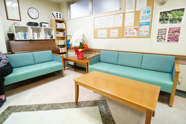 待合室の明るい空間