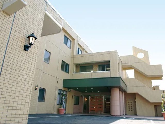 明るい外観の建物 外観   ベージュ基調の建物に、広めの車寄せが設けられています。落ち着いた雰囲気で、来訪時の出入りがしやすそうです。