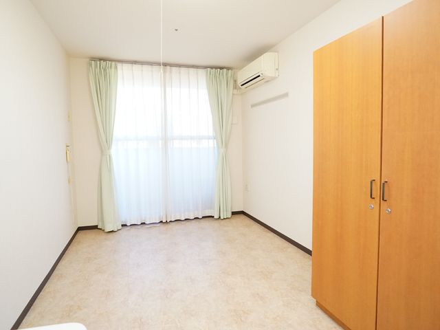 居室の空間 居室 落ち着いた色合いの居室は、明るく清潔感があります。必要な家具と広々としたスペースが特徴です。