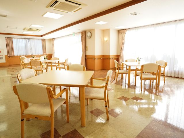 明るい共有スペース 共有スペース 採光豊かなダイニングで、心地よい食事のひと時を。