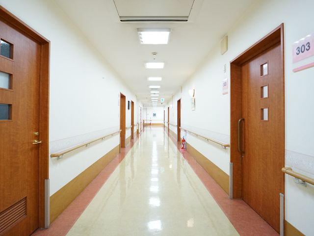 清潔な廊下の様子 廊下 手すりが備えられた明るく広々とした廊下です。清潔感があり歩行にも安心です。