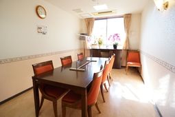 暖かな光の食堂スペース