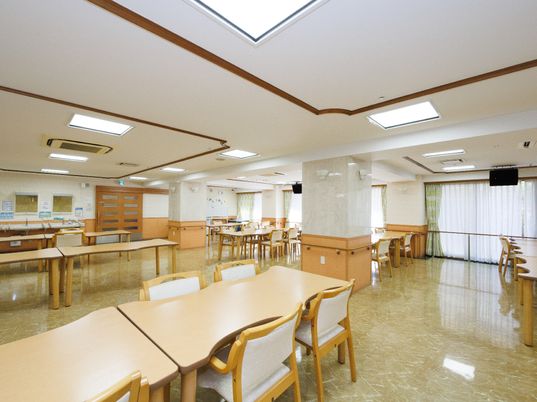 広々とした明るい食堂