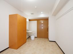 居室のクローゼットと洗面台