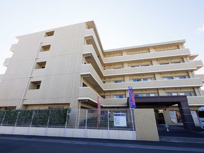 多階層の建物の外観