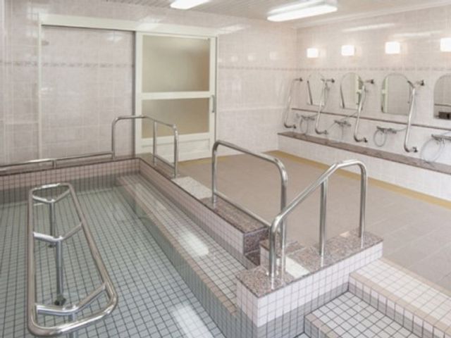 手すり付きの広々浴室
