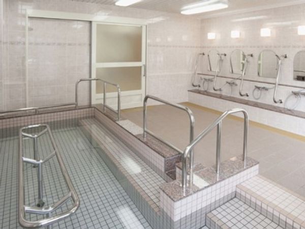 手すり付き安全な浴室