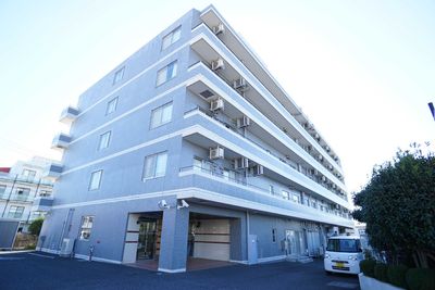 多階層の建物正面図