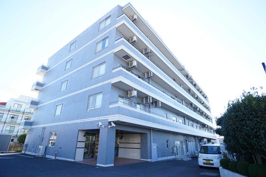 多階層の建物正面図