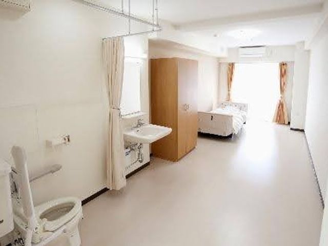 明るい個室の居室  