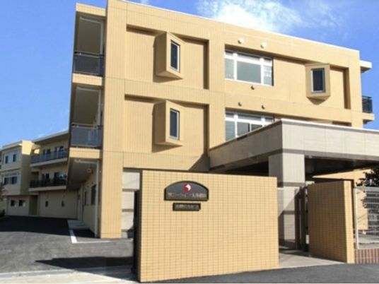 明るい施設の外観