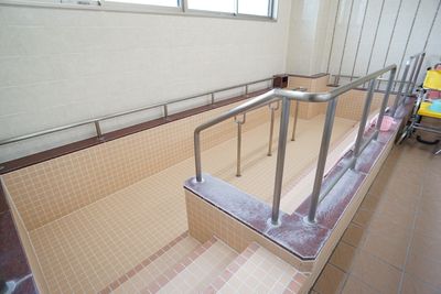 バリアフリー設計の階段