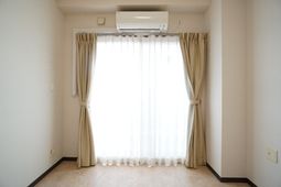 空間の明るい洋室