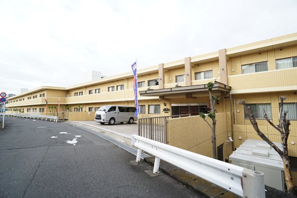 黄色い外壁の建物のエクステリア