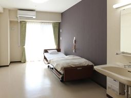 明るい居室の様子