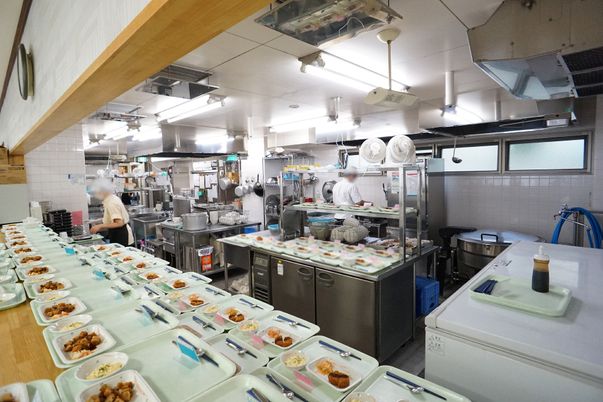調理中のスタッフと食事膳