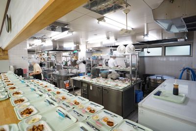 調理中のスタッフと食事膳