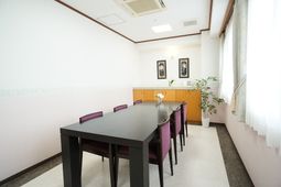 清潔なダイニングテーブル