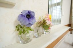 明るい花瓶とフラワーアレンジメント