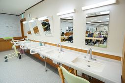 洗面台と鏡がある廊下