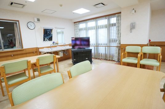 共有スペースの明るい食堂