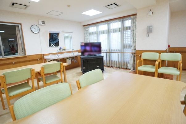 共有スペースの明るい食堂