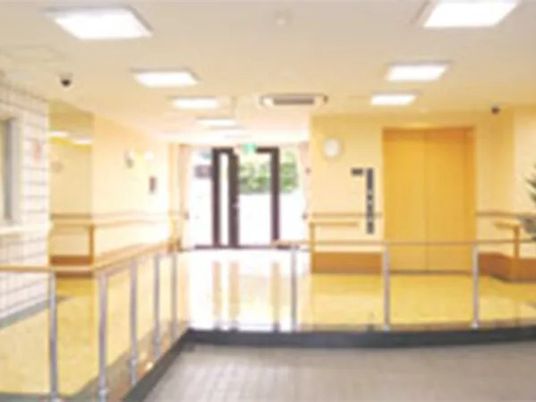 明るい廊下の出入口  
